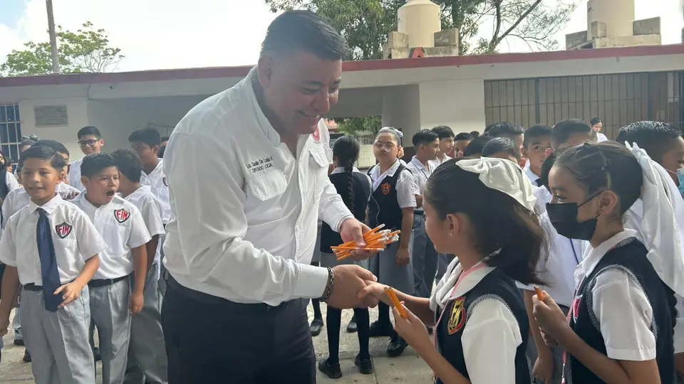 ¿Dos lápices? Diputado de Morena presume entrega de útiles a alumnos en Tamaulipas
