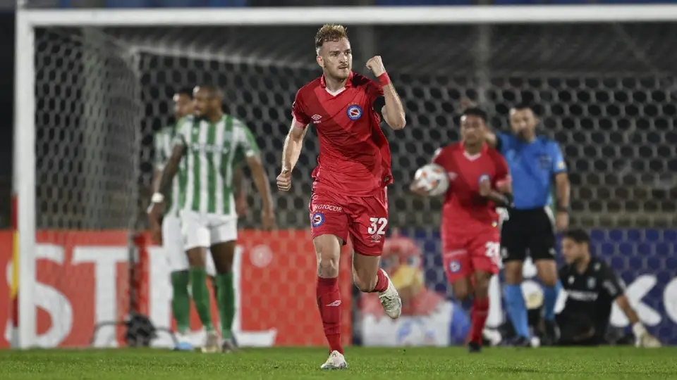 Luciano Gondou, futbolista argentino, jugando con Argentina Jrs | AFP