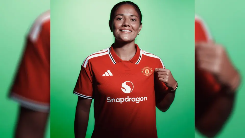 Rebeca Bernal con el jersey de Manchester United | X @ManUtdWomen