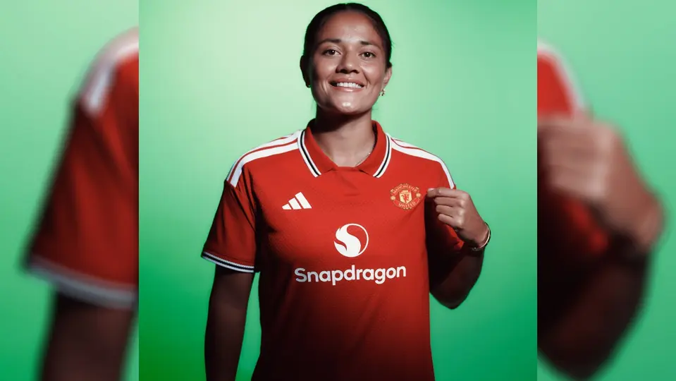 Rebeca Bernal con el jersey de Manchester United | X @ManUtdWomen