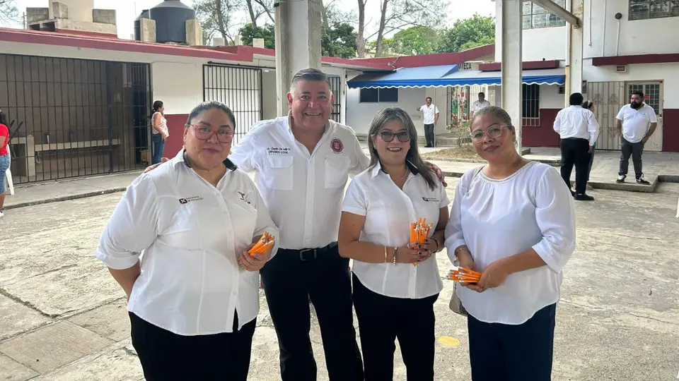 Claudio de Leija compartió imágenes de la entrega de lápices a alumnos de Ciudad Madero. / Facebook