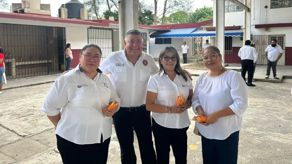 Claudio de Leija compartió imágenes de la entrega de lápices a alumnos de Ciudad Madero. / Facebook