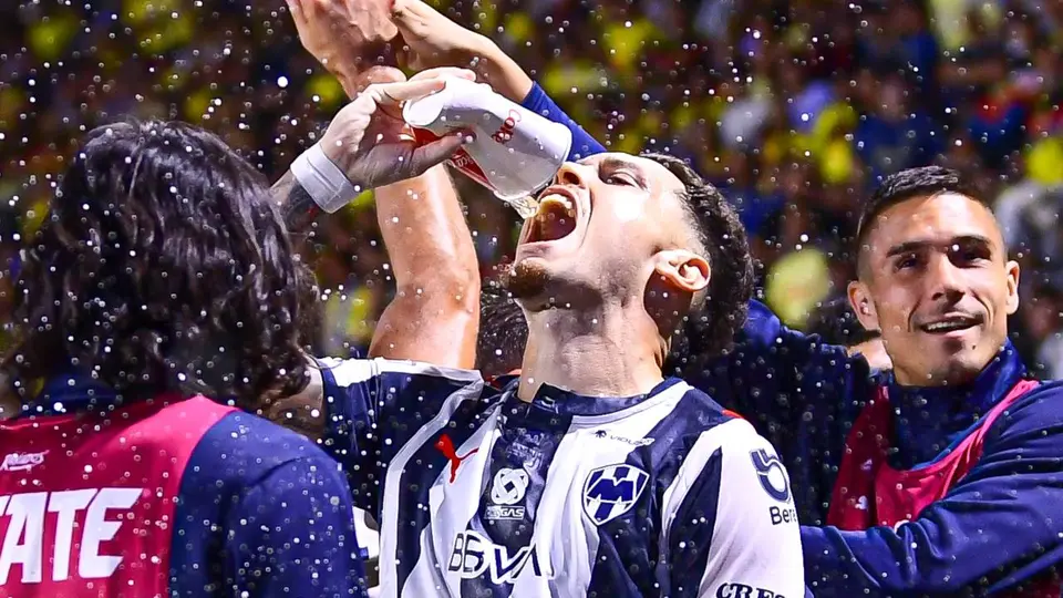 ¿Agua de riñón? Lucas Ocampos bebe extraño liquido en festejo de Rayados y explota las redes