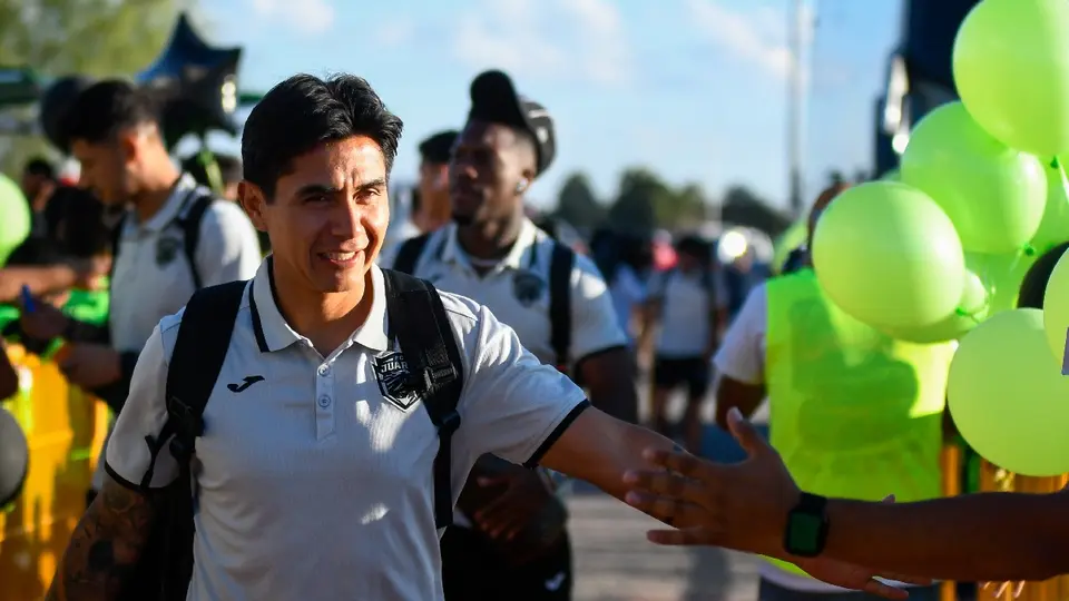 Dieter Villalpando llegando a un partido como jugador de Juárez | IMAGO7