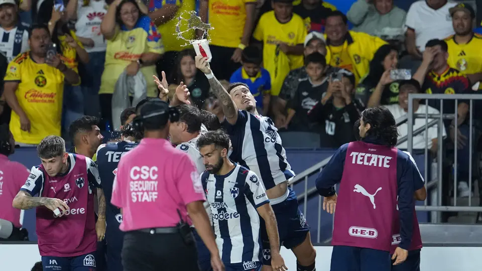 Lucas Ocampos atrapa vaso en festejo | MEXSPORT