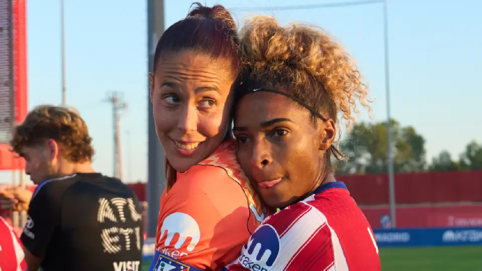 Lola Gallardo es abrazada por una compañera | X:@AtletiFemenino