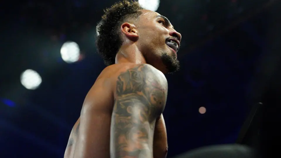 Ben Whittaker vence a Conor Wallace y sobrevive a un cierre caótico