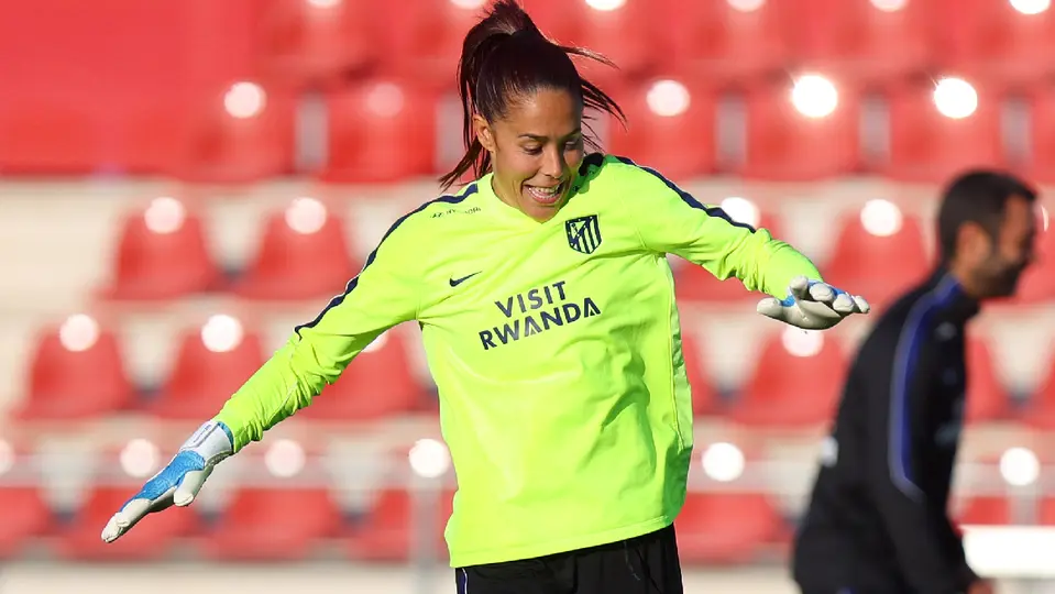 Lola Gallardo en un entrenamiento | X:@AtletiFemenino