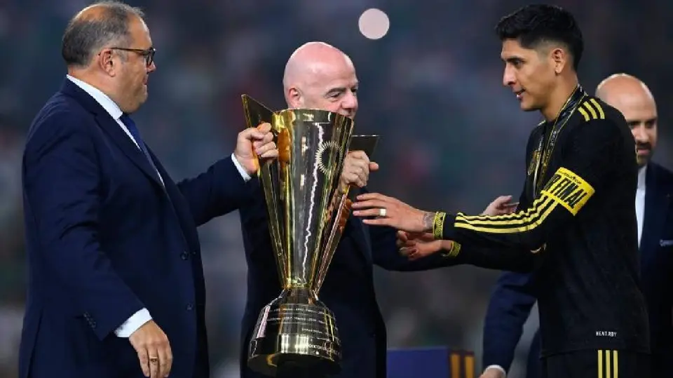 Infantino entregando la Copa Oro a México | MexSport