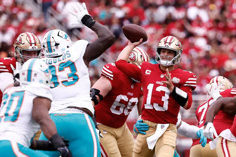 El quarterback de San Francisco, Brock Purdy manda un envío contra los Miami Dolphins l AP