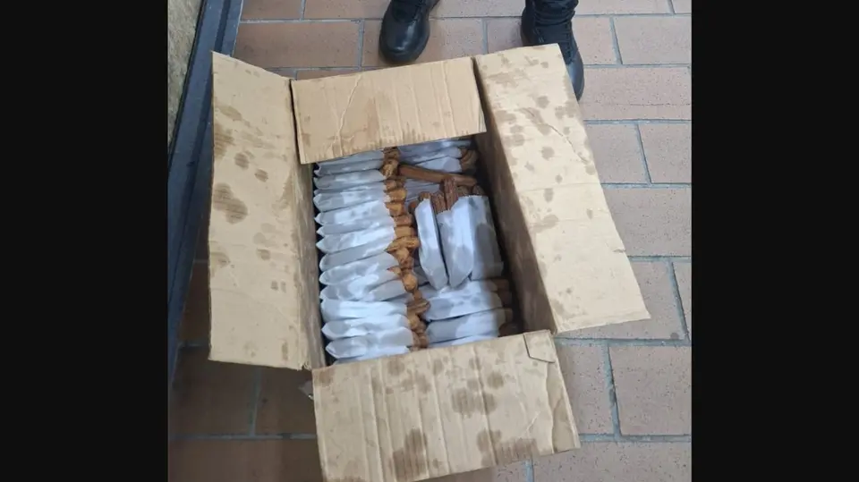 La inspección reveló que dentro de la caja había varios churros. / @MetroCDMX