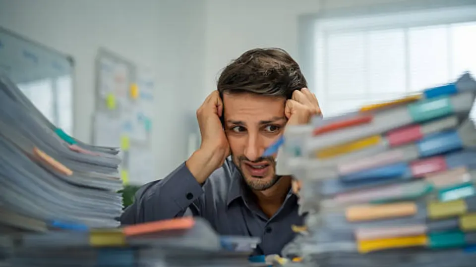 Las jornadas excesivas y las cargas de trabajo elevadas son algunos de los riesgos psicosociales identificados por la OMS. / iStock