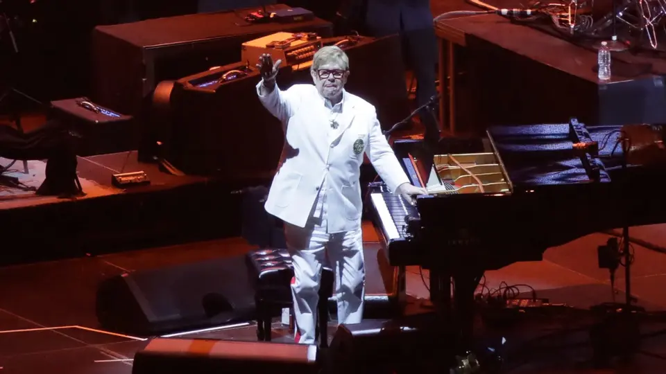 Elton John hace vibrar a México en su despedida de los escenarios: así fue su primer concierto