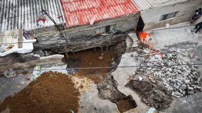 VIDEO: Socavón de dos metros afecta viviendas en Iztapalapa; fuga de agua provocó el hundimiento