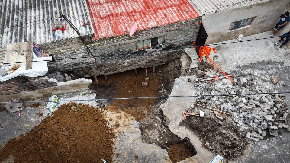 VIDEO: Socavón de dos metros afecta viviendas en Iztapalapa; fuga de agua provocó el hundimiento