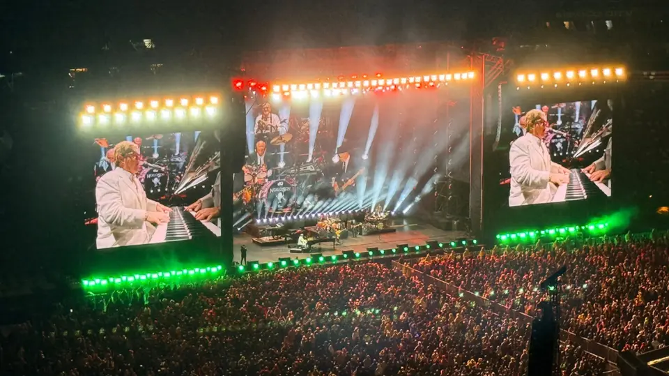El público mexicano recibió a Elton John entre aplausos y gritos durante su regreso a la Ciudad de México. / Georgina Sánchez