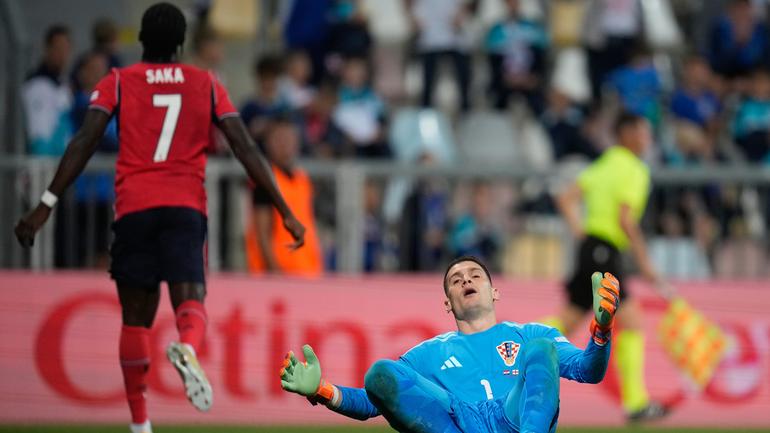 Bukayo Saka deja tendido a Dominik Livakovic | AP