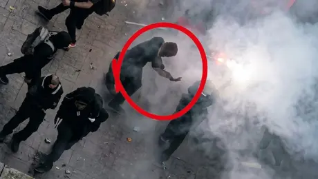 VIDEO: A joven le explota artefacto en la mano durante marcha del 2 de octubre; ¿cuál es su estado de salud?