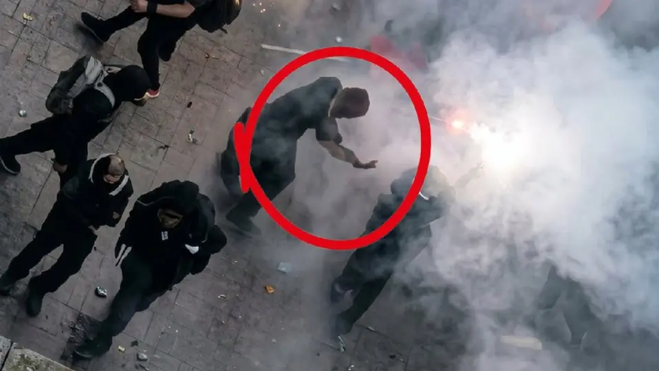 VIDEO: A joven le explota artefacto en la mano durante marcha del 2 de octubre; ¿cuál es su estado de salud?