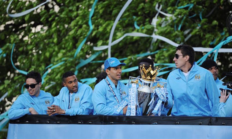 Jugadores del Manchester City celebran con la afición, tras obtener el título de la Liga Premier | EFE