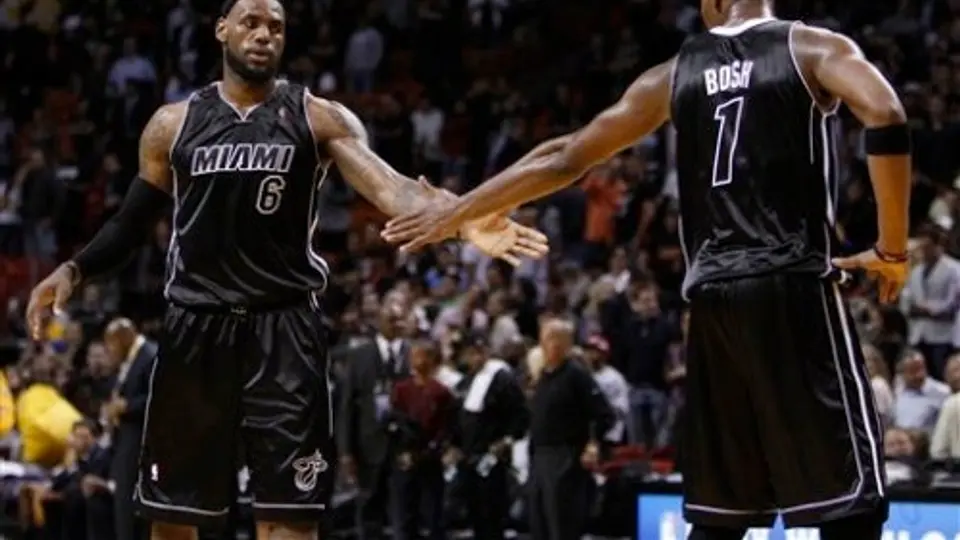 Con 31 puntos de LeBron, Miami vence 98-87 a Lakers