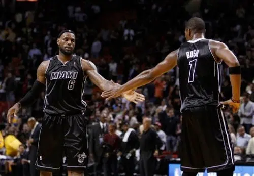 Con 31 puntos de LeBron, Miami vence 98-87 a Lakers