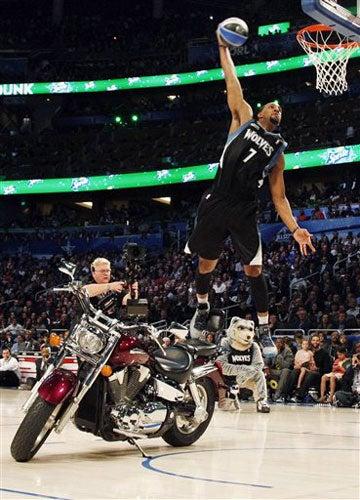 Derrick Williams clava el balón sobre la motocicleta (FOTO: AP)