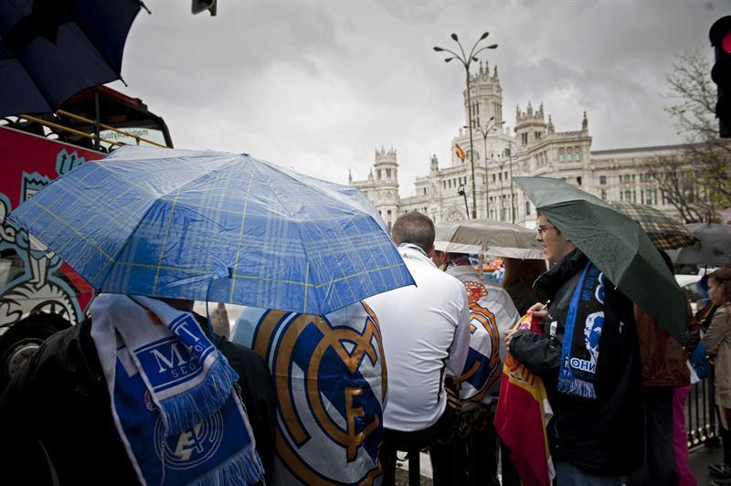 Los seguidores merengues aguardan al equipo bajo la lluvia | EFE