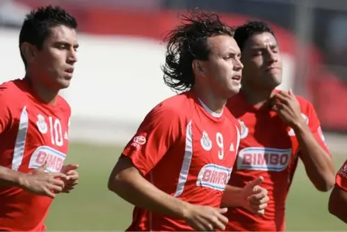 Fabián y Arellano encabezan lista de Chivas para Libertadores