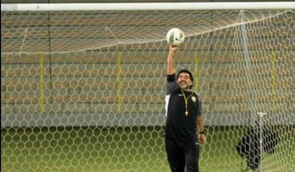 Maradona se veía contento por su actuación. FOTO: INTERNET