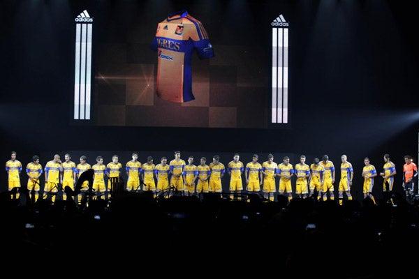 Los jugadores felinos portaron la nueva casaca auriazul. FOTO: JOEL BRAVO