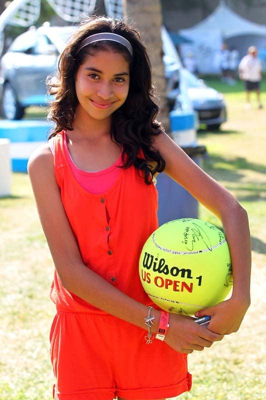 Aficionados alistan sus pelotas de tenis. FOTO: THALIA ESPARZA
