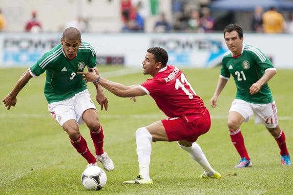 Carlos Salcido quitandose al jugador de Gales l MEXSPORT