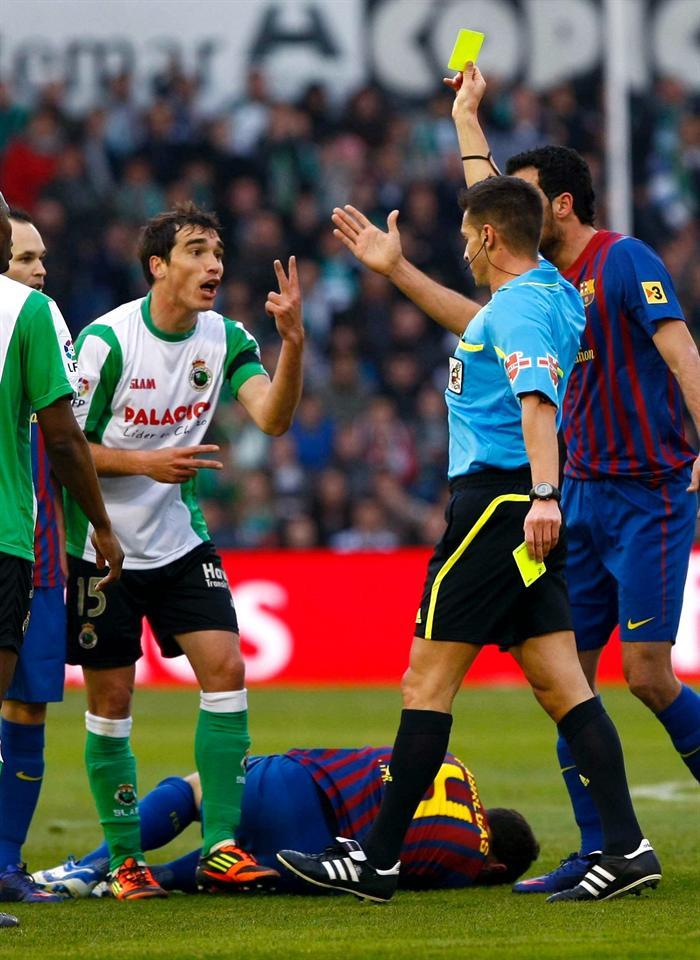El árbitro muestra la amarilla a Pérez, tras entrada a Cesc. FOTO: EFE