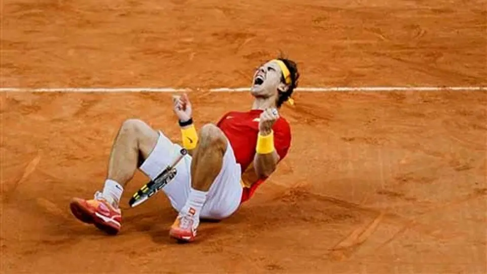 Nadal y Federer siguen adelante en Australia