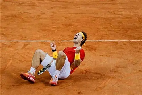 Nadal y Federer siguen adelante en Australia
