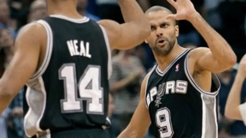 En tiempo extra, San Antonio vence 85-83 a Orlando