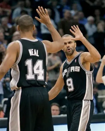 En tiempo extra, San Antonio vence 85-83 a Orlando