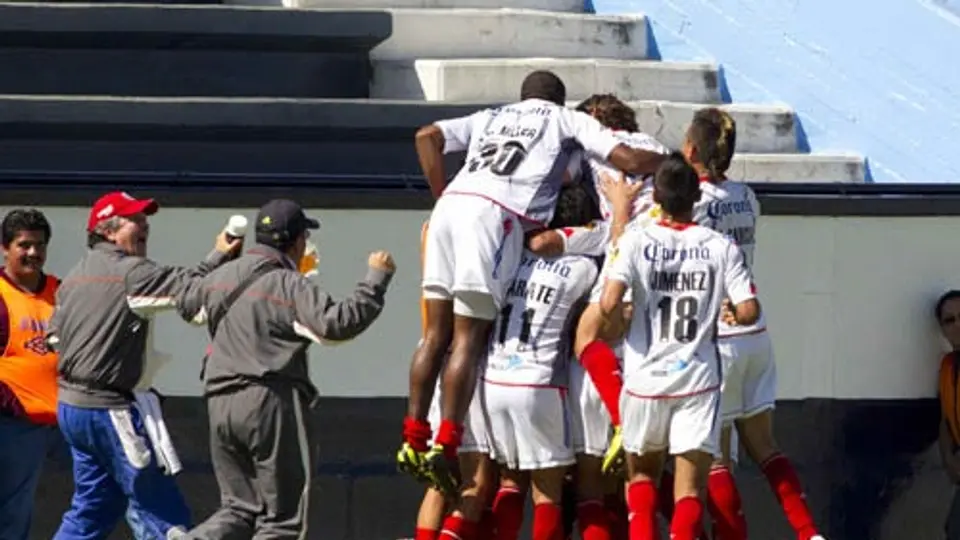 Lobos 'aúllan' en la cima de la Liga de Ascenso