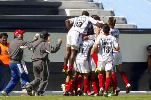 Lobos 'aúllan' en la cima de la Liga de Ascenso