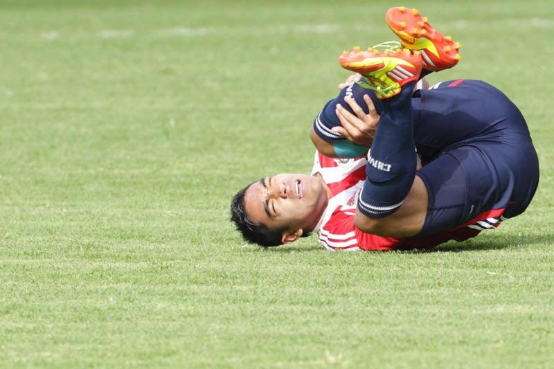 Marco Fabián se lamenta al caer al césped. FOTO: MIGUEL PONTÓN