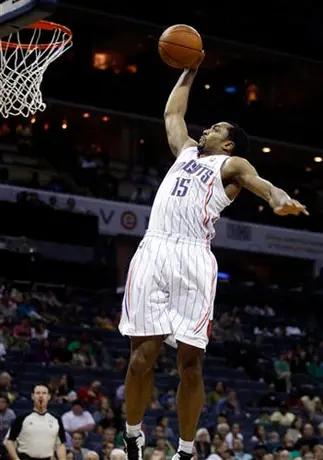 Nájera marcó cinco puntos en triunfo de Bobcats ante Toronto