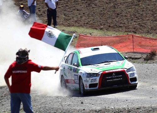 La bandera de México no ha parado de ondear. (FOTO: BERNARDO MALDONADO)