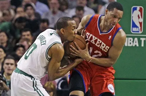 76ers empatan la serie ante Celtics
