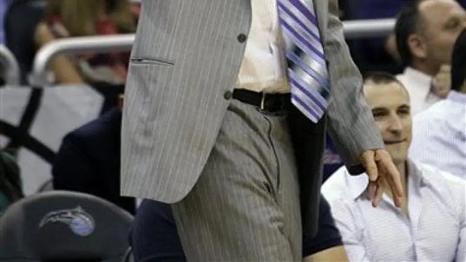 Multan a entrenador de 76ers por increpar a los árbitros