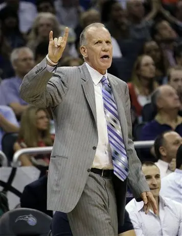 Multan a entrenador de 76ers por increpar a los árbitros