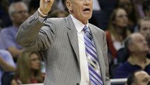 Multan a entrenador de 76ers por increpar a los árbitros