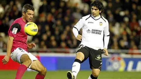 Éver Banega se 'atropella' y sufre fractura de tibia y peroné