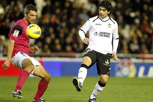 Éver Banega se 'atropella' y sufre fractura de tibia y peroné