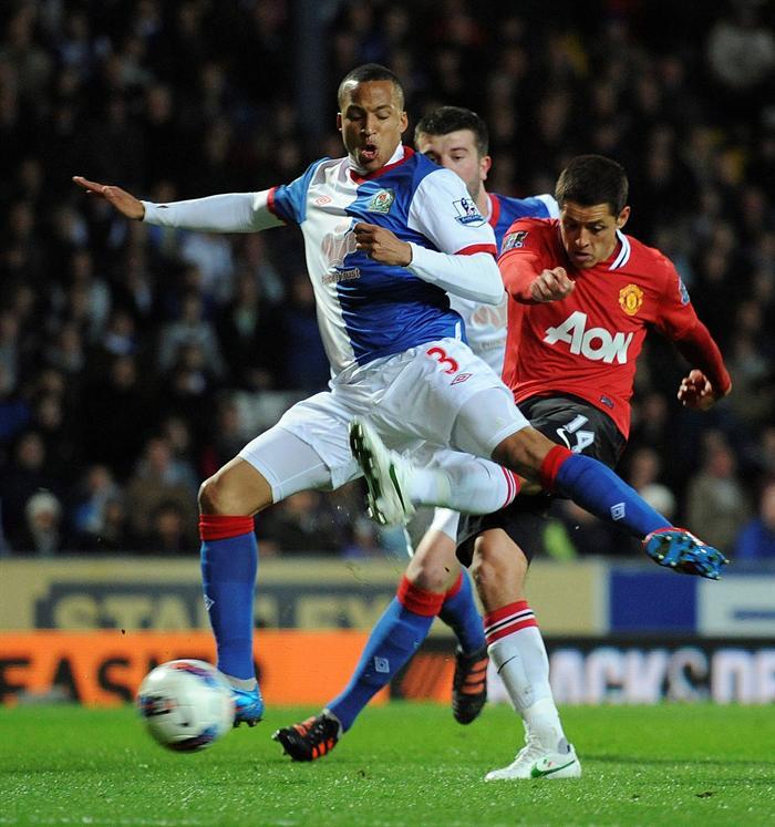 Chicharito salió del terrreno de juego al minuto 61. FOTO: EFE